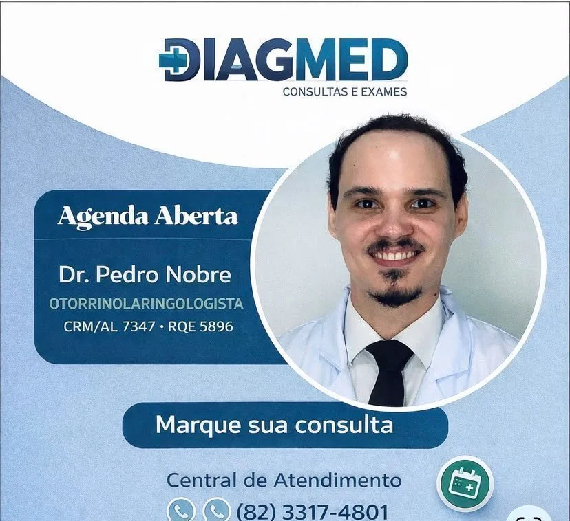 Dr. Pedro Nobre, otorrinolaringologista, sorridente em jaleco branco, com agenda aberta e contatos para consulta
