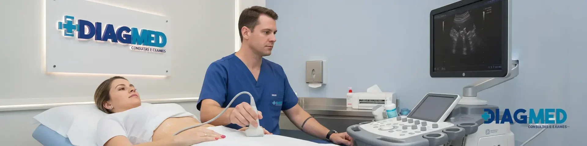 Fotografia profissional ilustrando medico fazendo ultrassom em um paciente com foco em soluções inteligentes no nicho de outros.
