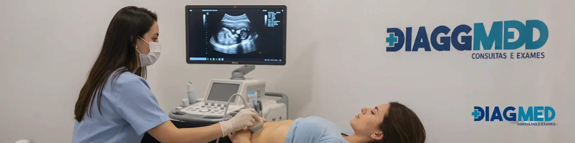 Fotografia profissional ilustrando medica fazendo ultrassom em uma mulher com foco em soluções inteligentes no nicho de outros.